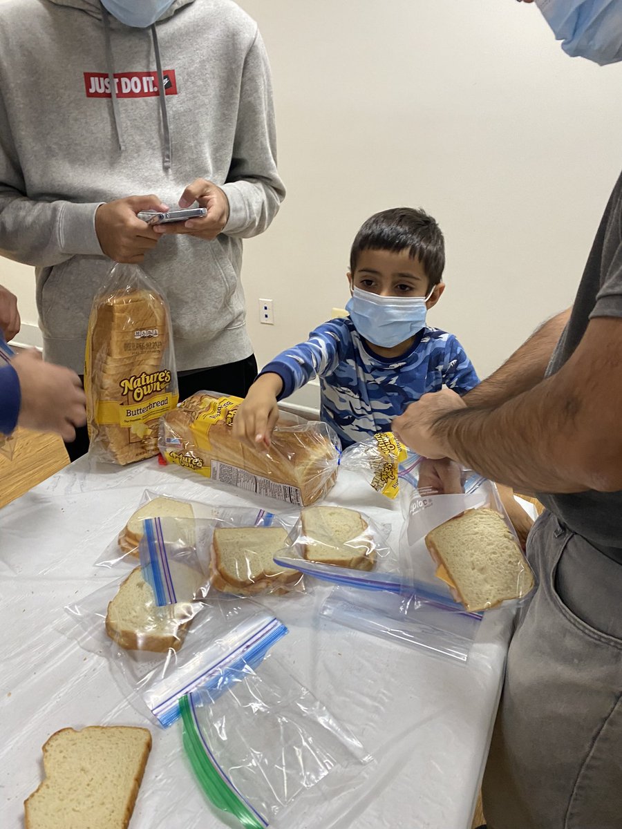 MKA_NorthernVA's tweet photo. Our youth celebrated the #Thanksgiving holiday weekend by helping serve and feed those in need.
We got together at the mosque to make hundreds of meals.
Giving back is a great way to appreciate what we have and remember our creator!
#WhatMuslimsDo
#ThankfulToAllah https://t.co/T8ENUiEqaF