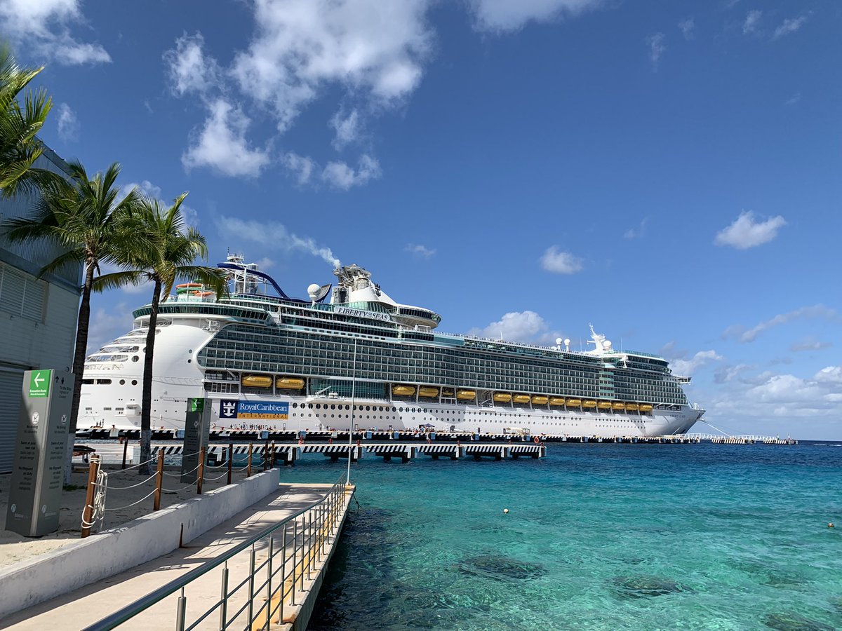 KatiicoAlvarez's tweet photo. Words can’t express. My heart is full ♥️  ! Thanks to all the amazing crew members of @RoyalCaribbean  #MyFirstCruise 🛳 https://t.co/CcjbHtJUA5
