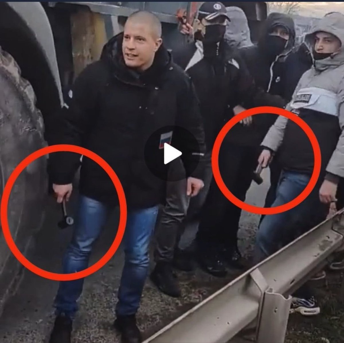 arleta131313's tweet photo. Kaže AV da ovde ima "malo viška demokratije"!?!
Demokratija po Vučiću https://t.co/5pyuTIk9pP