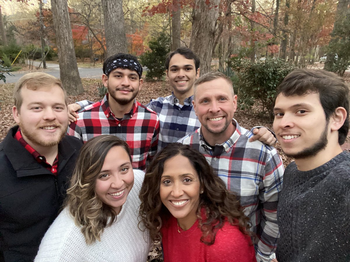 drericksonspine's tweet photo. And just like that, the house shrunk back down by 2 dogs and 5 “kids”. Thankful for all of them- even tho they’re all taller than me 😑. #ILookLikeASurgeon with adult kids. #familyselfie #teamerickson https://t.co/ZtzXKfbnsO