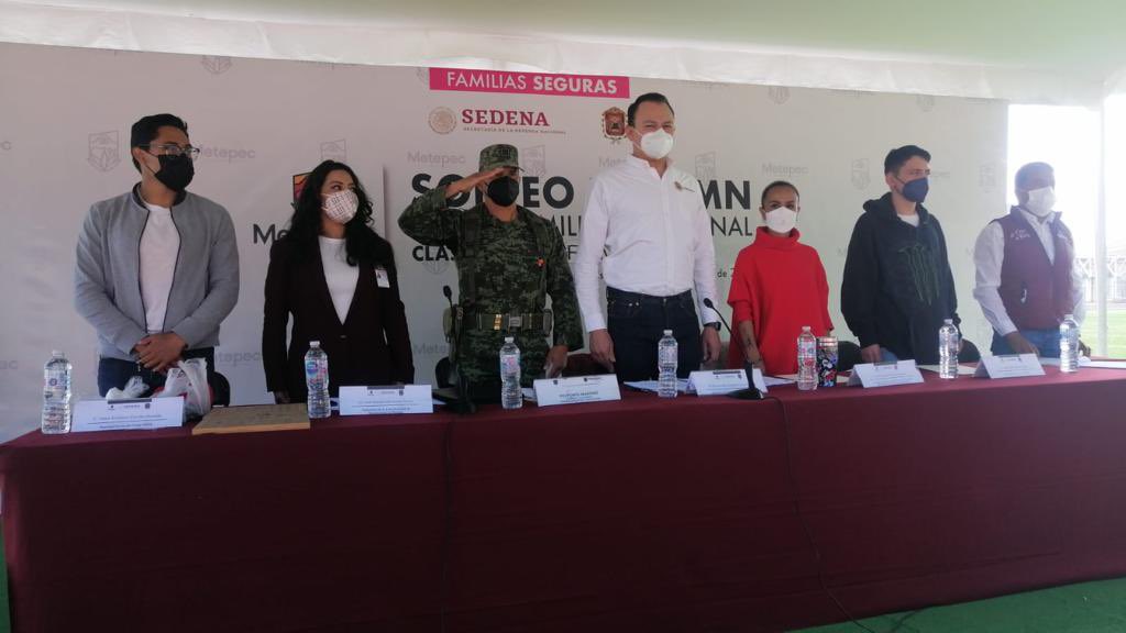 MetepecSecAyto's tweet photo. Gracias a los jóvenes de la Clase 2003 y remisos por su compromiso con #México al cumplir con el trámite de su cartilla y acudir al sorteo del servicio militar nacional #SMNmx https://t.co/pwjHxUE0K6