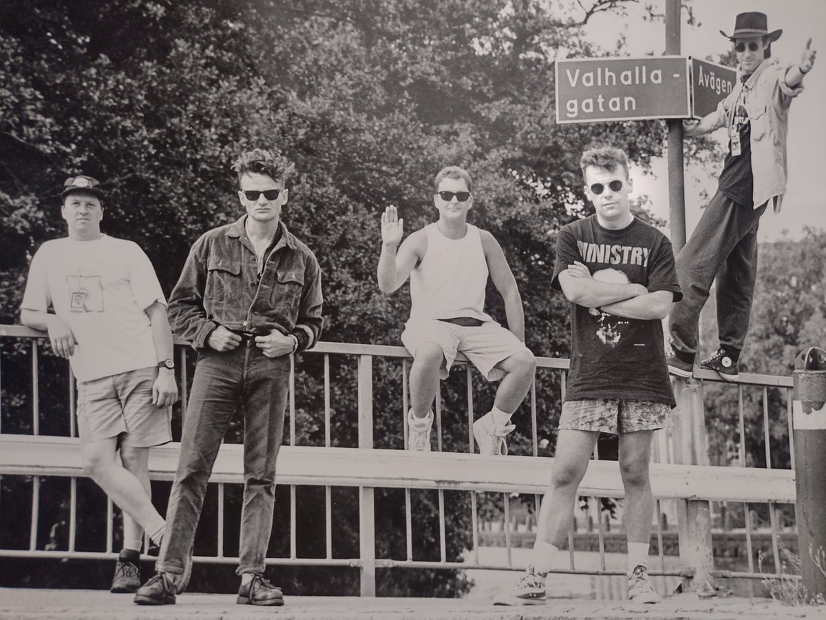 This was taken on the Zoo TV tour in 1992. Valhalla gatan - geddit?    #timstwitterlisteningparty @LISTENING_PARTY