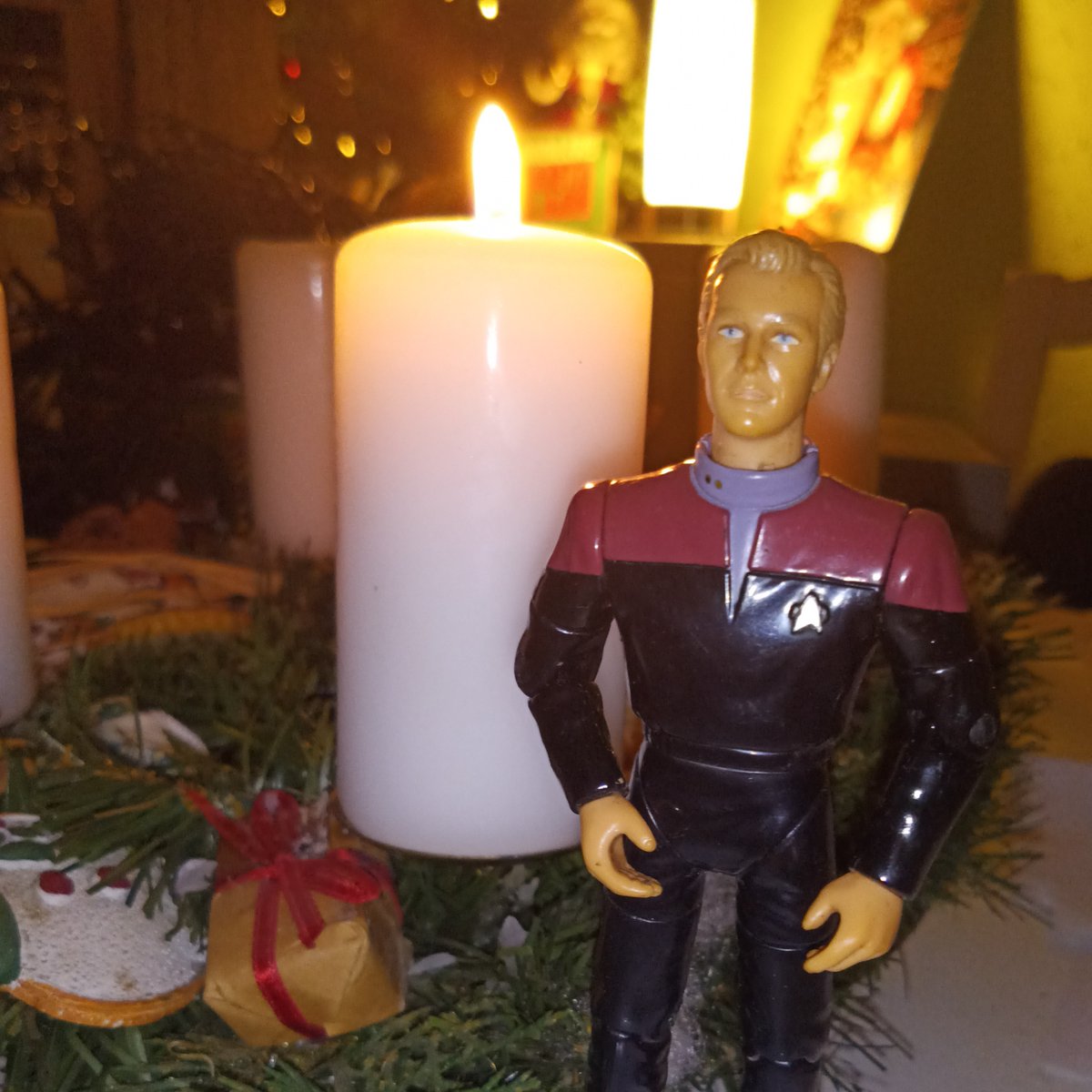 Euch allen #StarTrek Fans und auch nicht #Scifi Fans noch einen schönen restlichen #ErsterAdvent. 🖖🎅  Und auch für Zuschauer meines #youtube Kanals um den es momentan ruhig ist wird es in der #vorweihnachtszeit kleine Überraschungen geben. War nicht umsonst so lange weg. 😉