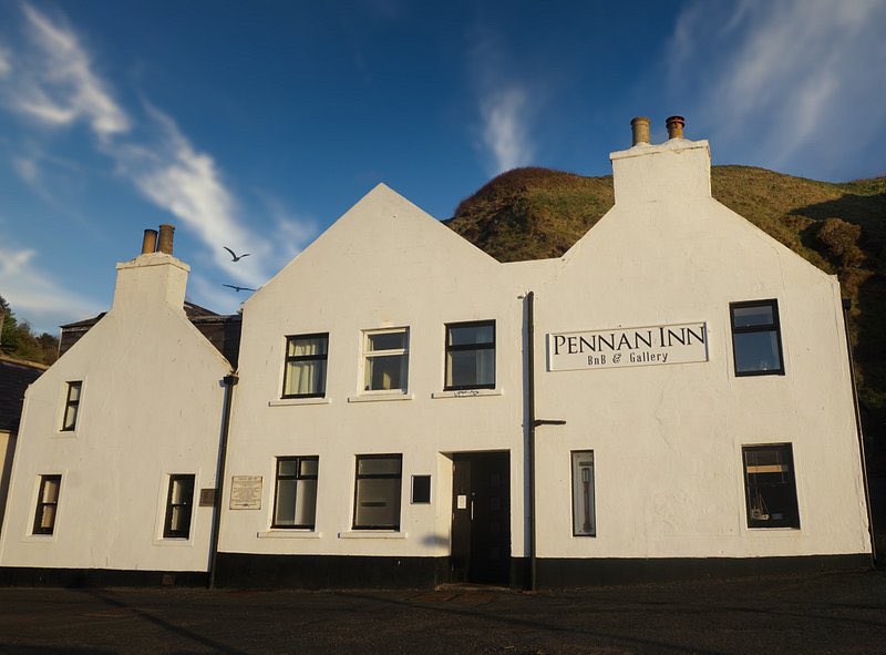 simonjbains's tweet photo. Really sorry to hear that Pennan on the northern coast remains without power and @bnb_inn is really struggling now; a fantastic Inn with lovely hosts, where we stayed last year. I really hope @ssencommunity get to Pennan residents soon. #FixPennan #BeALocalHero #StormArwen https://t.co/fognNyyK1l