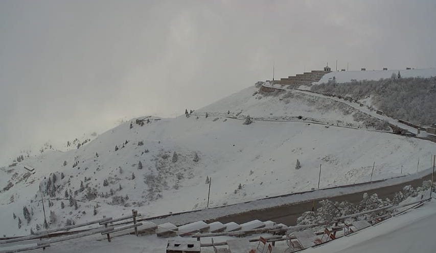 traildeglieroi's tweet photo. Prima #nevicata sul Grappa!!! ❤️
Ora sì che è #inverno!! 🍪🧤 https://t.co/Mh4T5hptYC