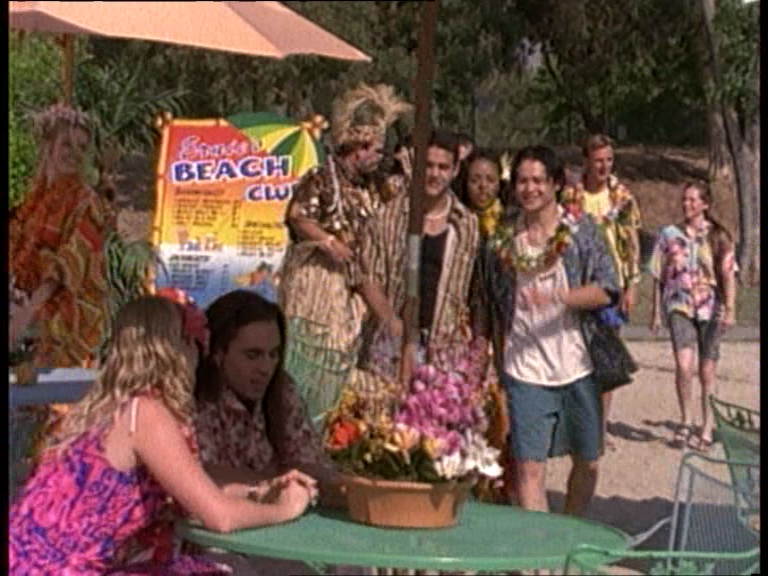PowerRangersFR's tweet photo. Je découvre probablement après tout le monde que l'affiche du Beach Club présente dans l'épisode "La colère de Frax" de @PowerRangers #LaForceduTemps est en fait celle du club de plage d'Ernie utilisée dans l'épisode "La fiesta hawaïenne" de #Zeo
On aime ces petits clins d'oeil ! https://t.co/VXTwPSDu28