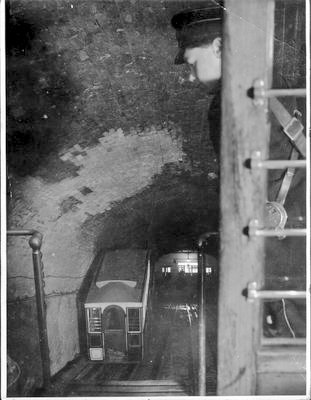 Rare interior photograph of the #CliftonRocksRailway #Funicular #Clifton #Bristol @funimag @aohereng @BristolUnderCom @HiggyBristol @Forgot_Heritage @BabbCliffRail @LLCliffRailway @brunelsbridge