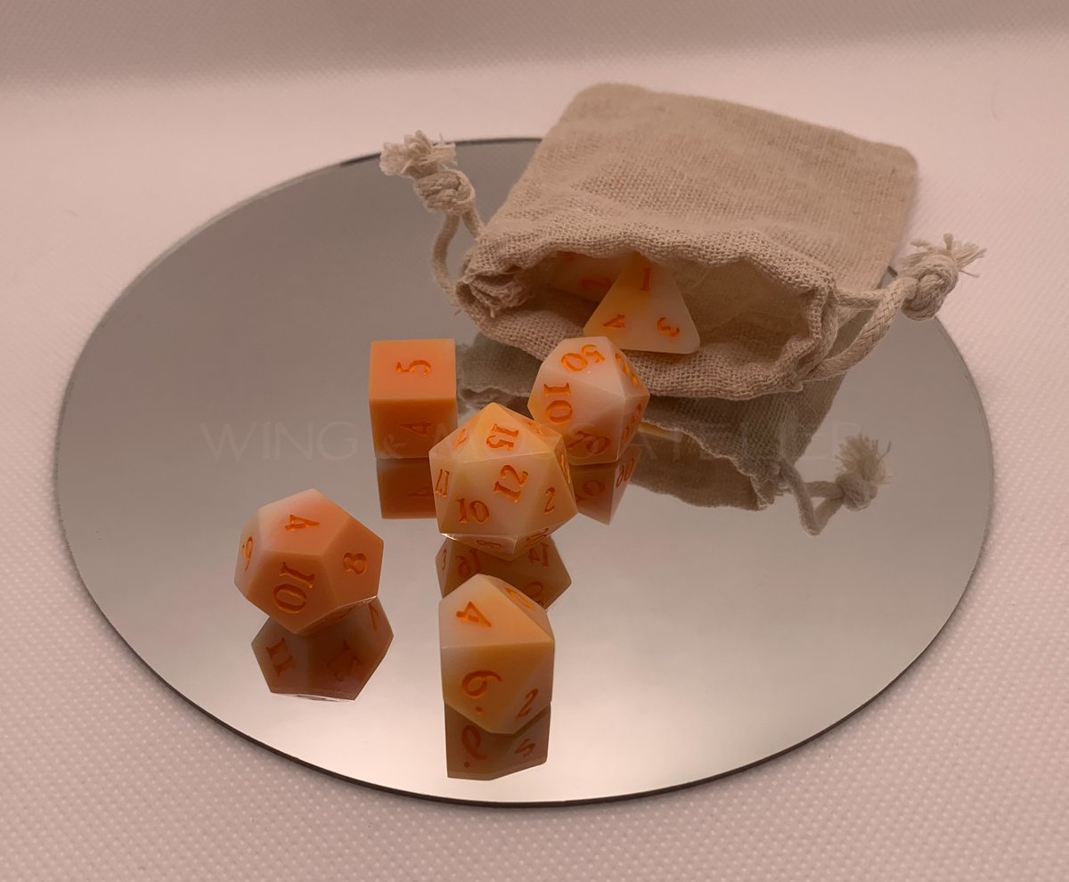MouseyPeach's tweet image. 7 sets of dice are now officially live on my Etsy! This has been a long time coming and I am super excited to finally get to share what I've been working on.  etsy.com/shop/WingandMo…