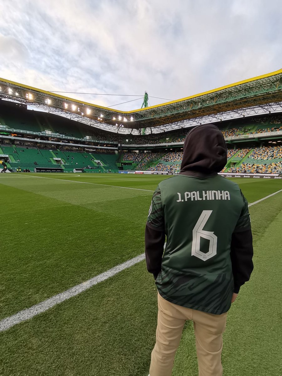 Estive no relvado,o grande @Sporting_CP ganhou contra 11, foi um dia bom.