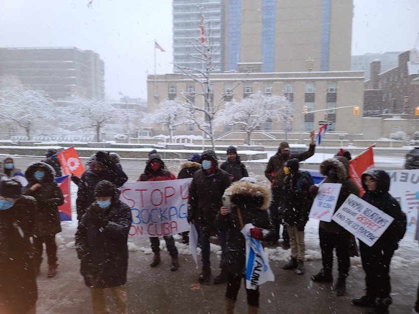 fonseca_julio's tweet photo. Under a persistent snow fall in #Toronto, #AsocCubanosJGG, @CCFAToronto, @LacsnRed and other groups in solidarity with #Cuba demanded the end of the 62 y/o #US #blockade and sanctions asphyxiating our families
#UnblockCuba2021
#CubaViveYRenace 
@EmbacubaCanada 
@AsocRCCanada https://t.co/kQ9ONp1nPI