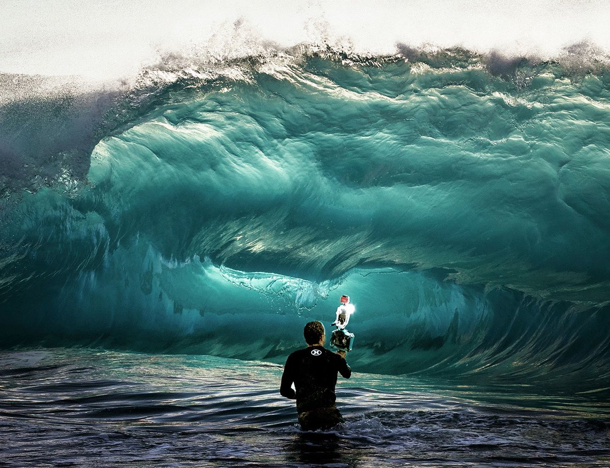 серфер на гребне волны. виллы велассару мальдивы. остов корабля. предполагалось что яхта перед выходом в открытый океан. мужчина на море.