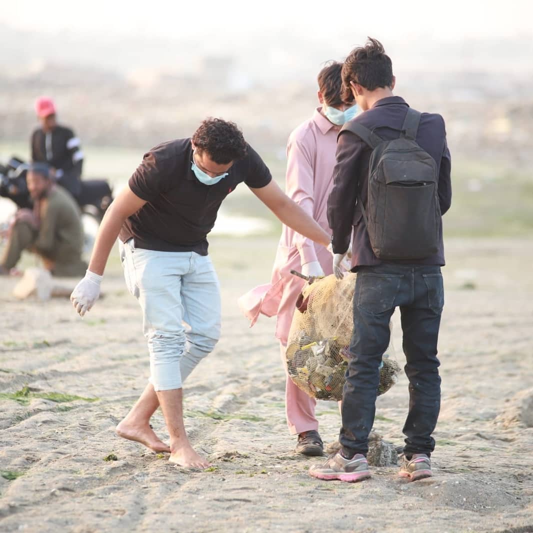 FaizanPpp's tweet photo. Water is the basis of life. Life without water is nominal. In this regard, a program was organized today in which we worked to save the sea from pollution, garbage and disposals.
#cleaning_camping 
#Do_not_pollute_the_sea
#keep_the_sea_clean https://t.co/6f2ezyArYL