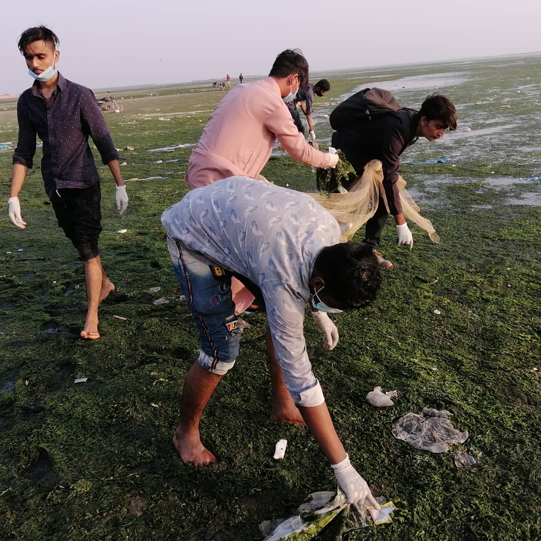FaizanPpp's tweet photo. Water is the basis of life. Life without water is nominal. In this regard, a program was organized today in which we worked to save the sea from pollution, garbage and disposals.
#cleaning_camping 
#Do_not_pollute_the_sea
#keep_the_sea_clean https://t.co/6f2ezyArYL