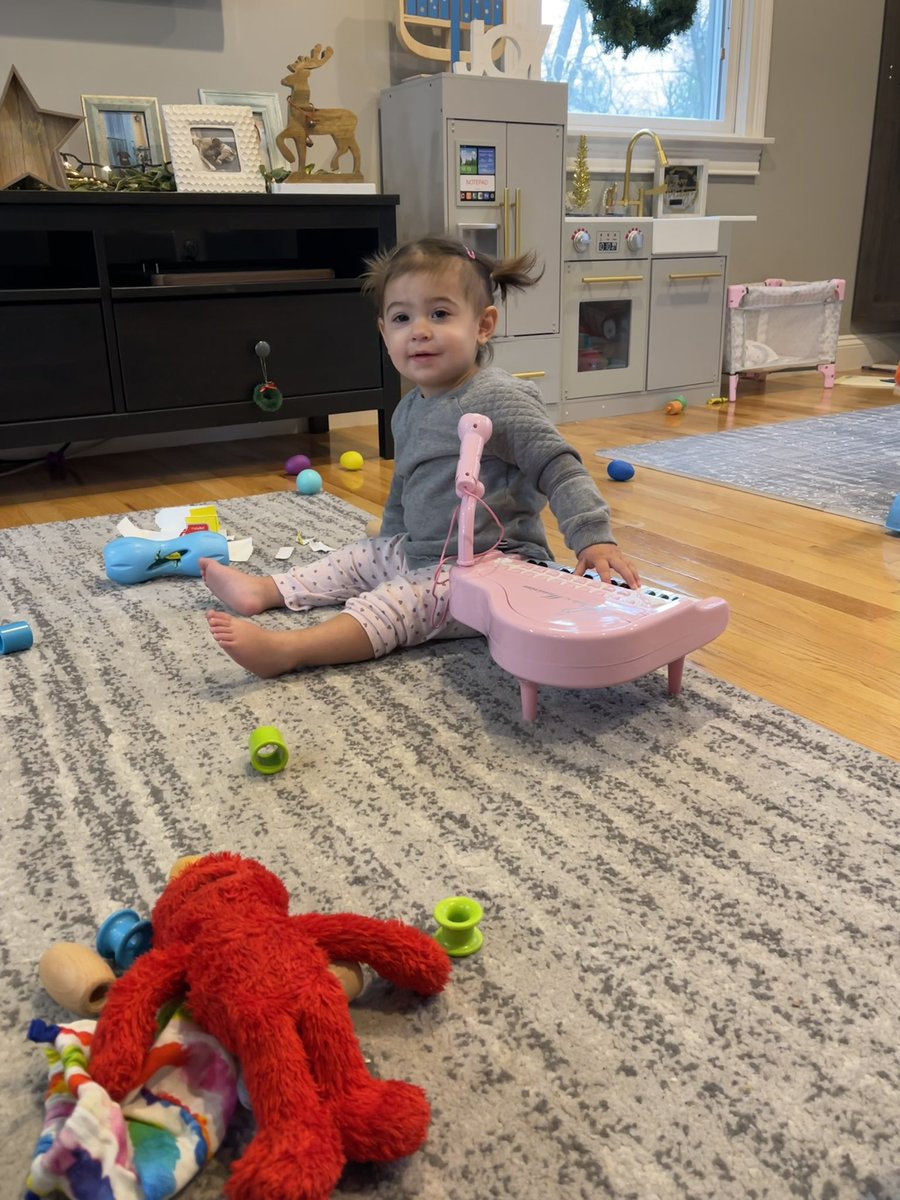 Bstangas1's tweet photo. @AntonioCip_ Harper got a piano for Hannukah. Fine tuning her skills and hoping to be your next opener… https://t.co/AI86gjWROS