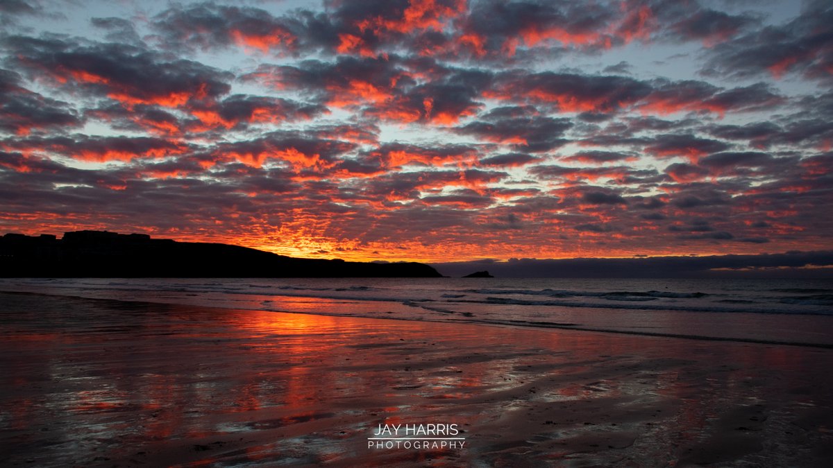 One hell of a fire in the sky 𝗡𝗘𝗪𝗤𝗨𝗔𝗬 𝗦𝗨𝗡𝗦𝗘𝗧 last week 🔥

facebook.com/jayharrisphoto…

#newquay #fistralbeach #cornwall #sunset #sunsetphotography 

@Fistralbeach @CornwallLifeMag @VisitCornwall