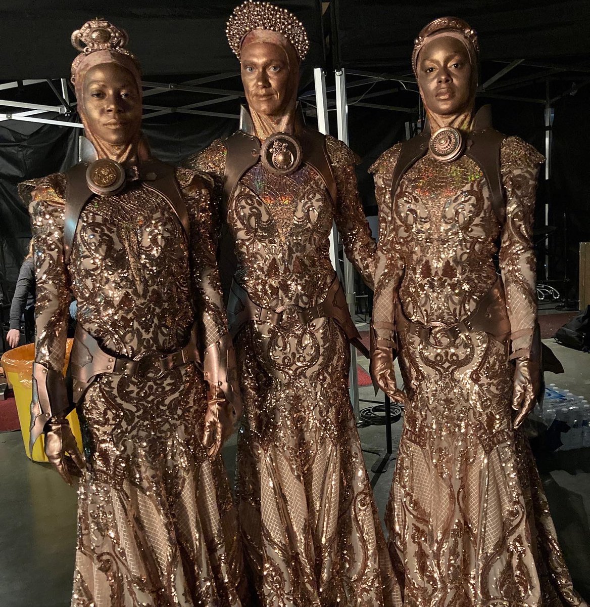 Rose gold aliens, telling Gabby what’s what. Season finale of #gabbyduranandtheunsittables on <a href="/DisneyChannel/">Disney Channel</a> #disney.