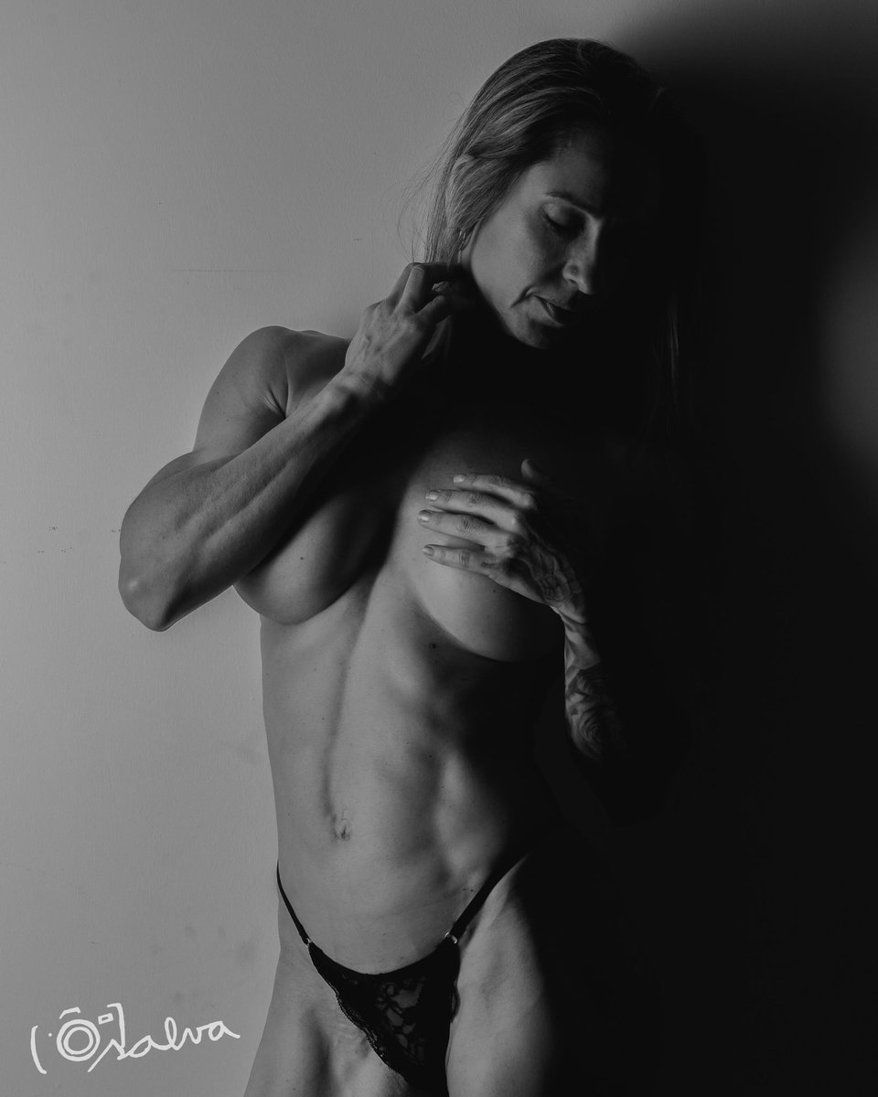 salvaferma's tweet photo. Seguim creant episodis de llum i ombres...
#portraitphotography #fitness #fitnessgirl #FitnessModel #blackandwhitephotography #bnwphotography https://t.co/iXgLYaQQON