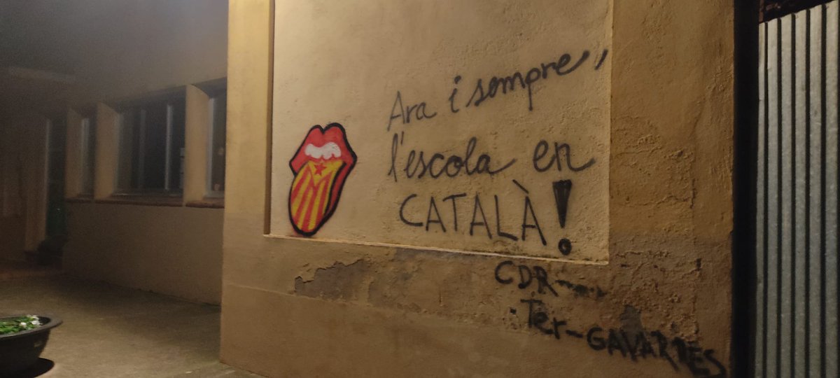 A la llera ho tenim clar:
Ara i sempre, a l'escola en català!!!

El català ens ha fet poble, ens ha unit i cohesionat, ha estat una eina d'acollida i el model d'immersió un èxit col·lectiu. No deixarem q els seus tribunals feixistes ens diguin com hem de parlar!