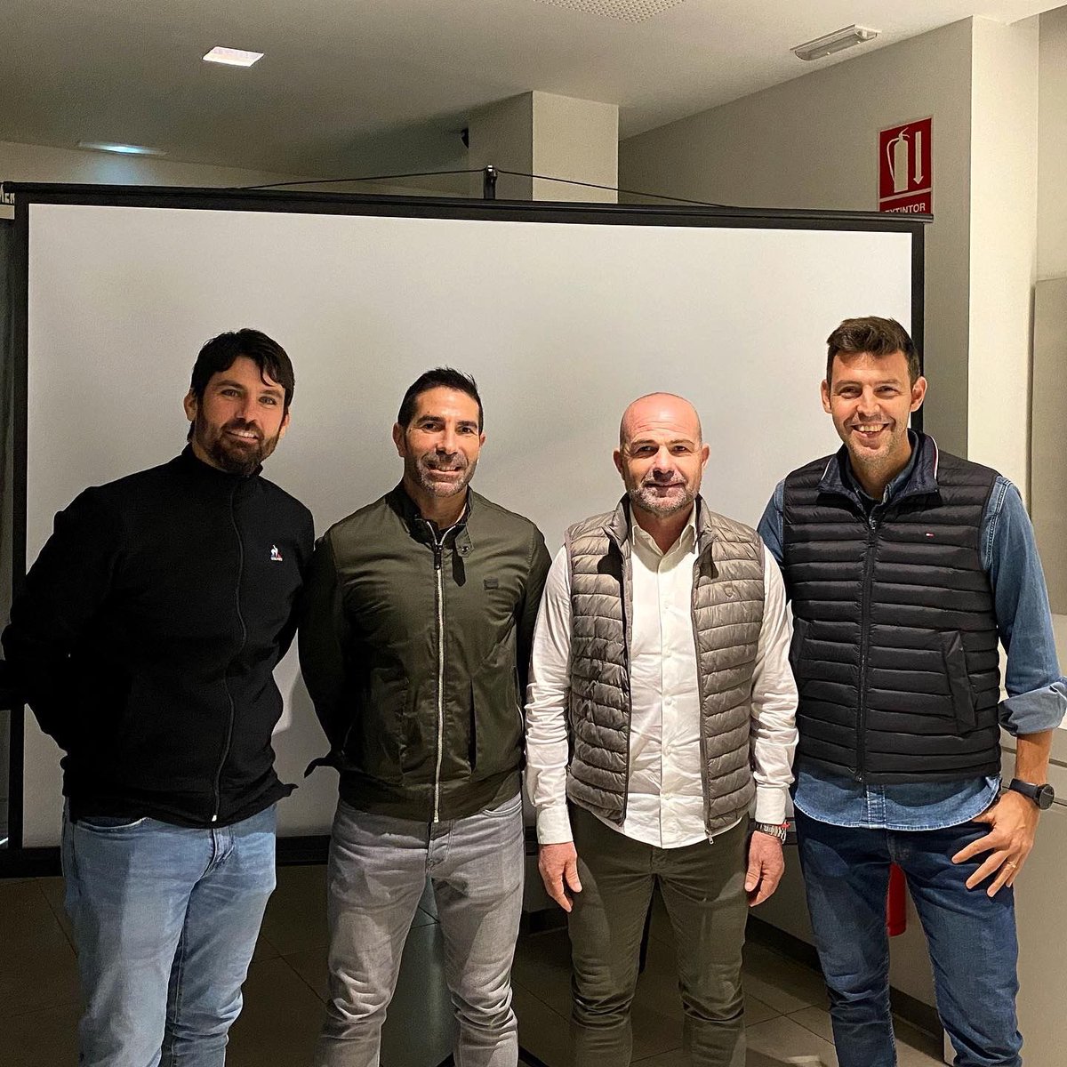 PacoLopezEntre1's tweet photo. Bienvenidos a nuestra cuenta oficial. Hemos abierto esta cuenta para mantenernos en contacto con todos vosotros y para dar a conocer nuestra forma de trabajo y cómo nos estamos preparando para el próximo reto. https://t.co/vXIWJ7s8qq