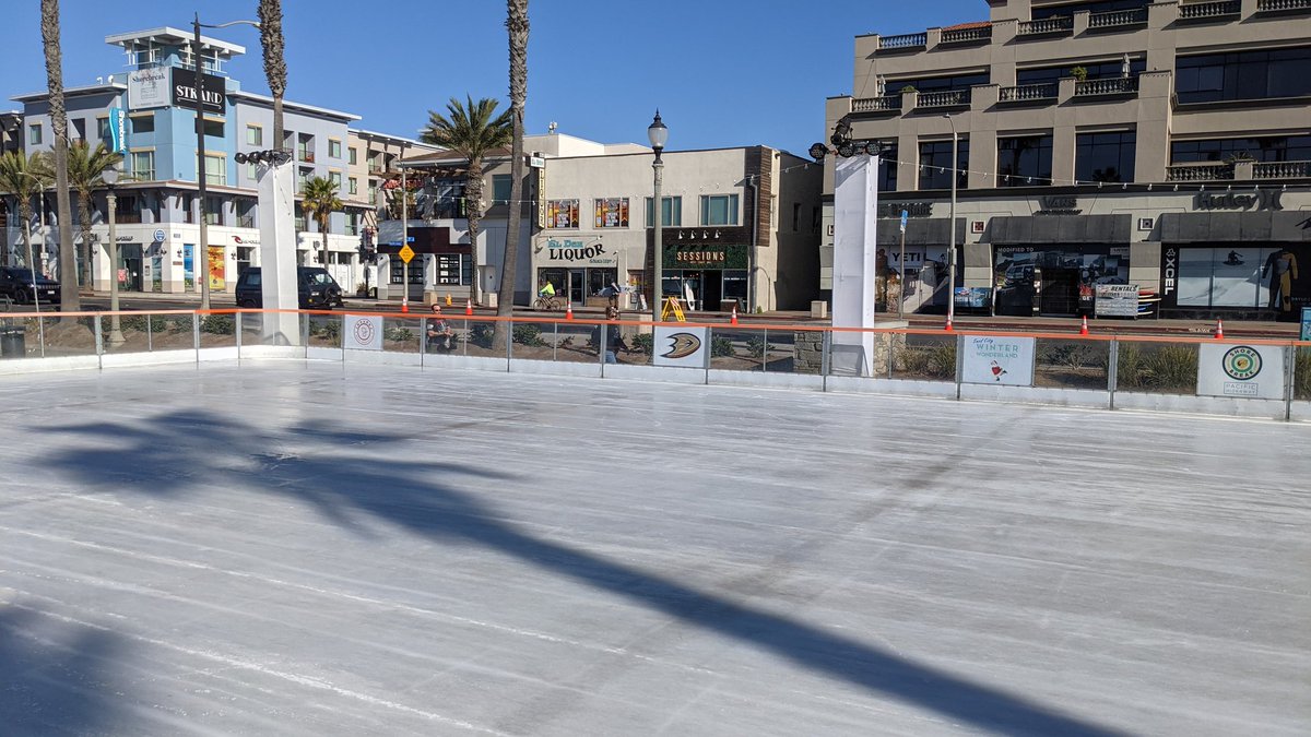 mayorNHL's tweet photo. Outdoor rink at the pier in HB? Who knew. https://t.co/rMR0cwTPuy