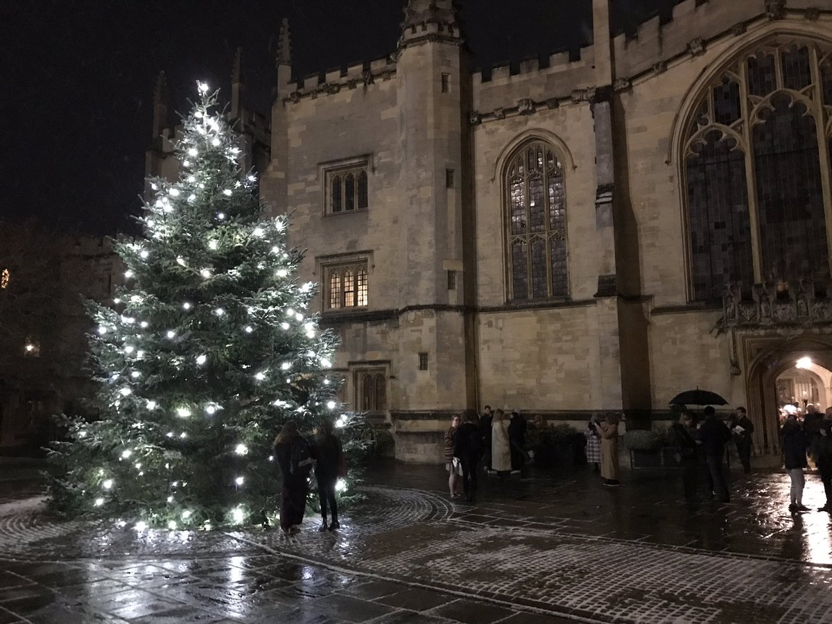 @magdalenoxford quad after a remarkable Advent Carol Service. Congratulations, @MagdCollChoir, on such superb singing of challenging repertoire. How do such young boys sing so well, @MCSOxford ?