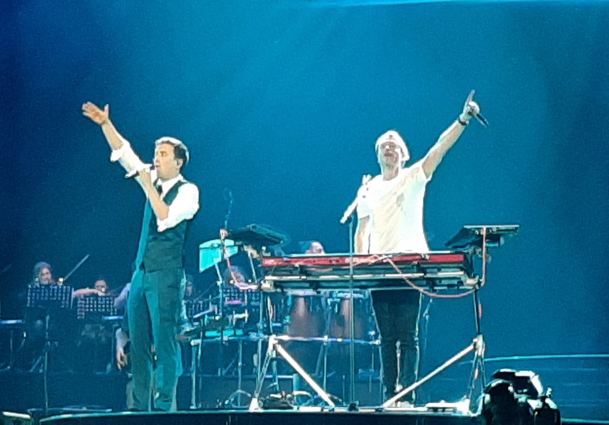IngeJaeger's tweet photo. 3x feestje in het Sportpaleis samen met Niels &amp; Regi 🎉🎉🎉 #dewerelddraaitvoorjou https://t.co/dJ9ac6T56X