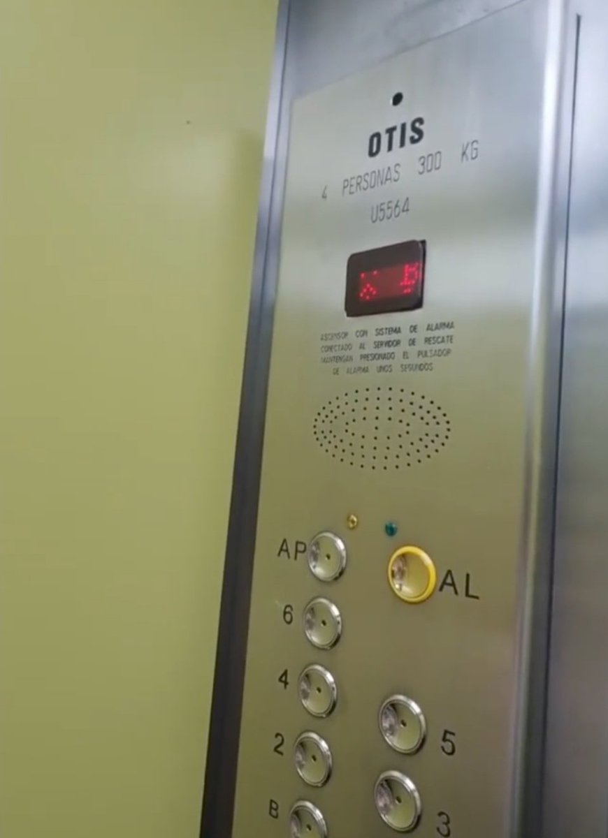 Lsanchezmartin's tweet photo. En las imágenes observamos la diferencia de una comunidad que mira por la total accesibilidad(instalando un ascensor con sistema de lectoescritura Braille), mientras la primera imagen, carece de cualquier herramienta que facilite la accesibilidad
#diversidaduoc #Sharediversitas https://t.co/cXqrlSnj4g