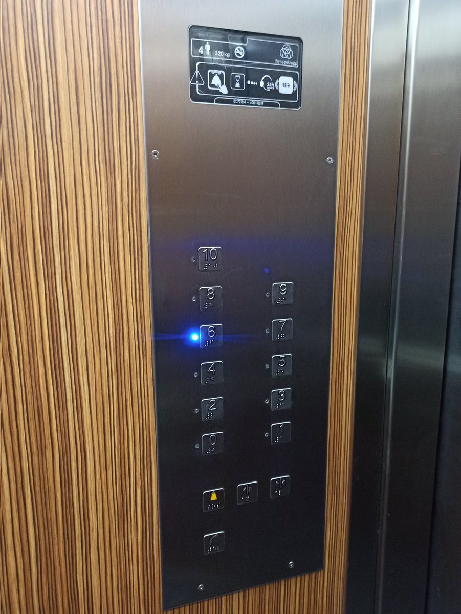 Lsanchezmartin's tweet photo. En las imágenes observamos la diferencia de una comunidad que mira por la total accesibilidad(instalando un ascensor con sistema de lectoescritura Braille), mientras la primera imagen, carece de cualquier herramienta que facilite la accesibilidad
#diversidaduoc #Sharediversitas https://t.co/cXqrlSnj4g