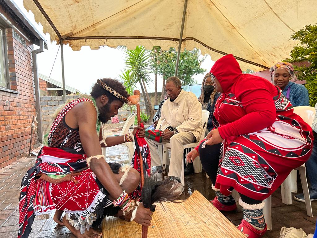 TsepZ_Chizzled's tweet photo. Nga liphuza nga liphalaza.
Ilanga libalele
Amankengana a bhekile
Bathi ngiyafa
Kodwa ngi thatha ubunyanga bami
Ngi thatha ubukhosi bami
The road was long. But with the strength of my ancestors I knew I'd be pull through
#Ndauwe #Shewe #Makhosi #Thokoza #Ntwaso https://t.co/8sx9EasnOc