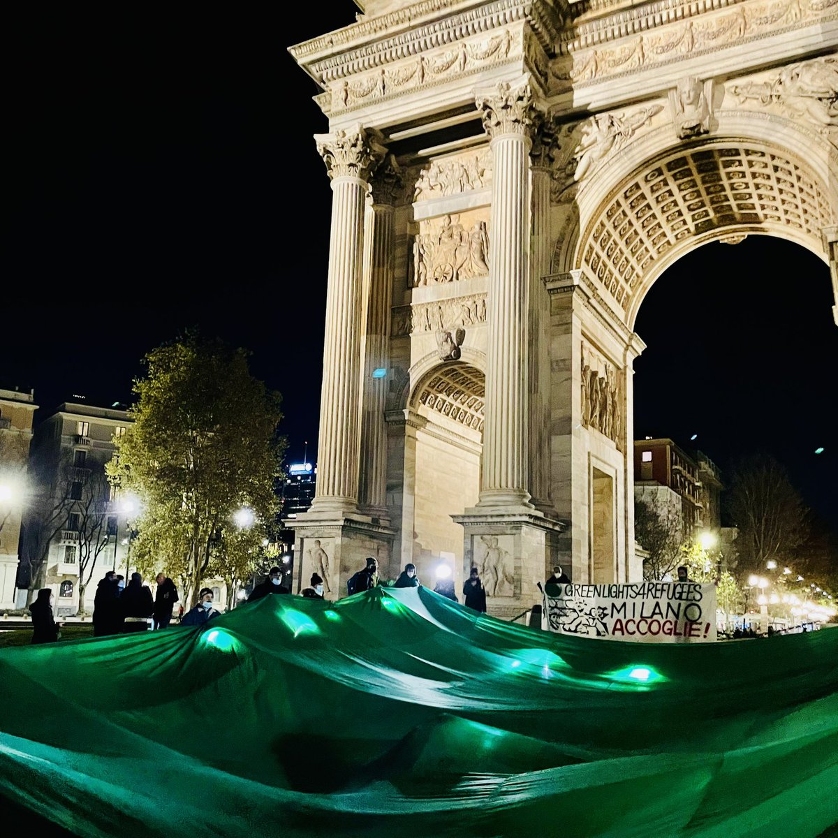 EleonoraEvi's tweet photo. Anche #Milano abbiamo acceso simbolicamente una luce verde per i #migranti intrappolati al confine tra Polonia e Bielorussia.
Rifiutiamo l’idea di #EuropaFortezza.
Ciò che accade ai confini Ue è orribile, viola #dirittiumani, diritto di asilo e i valori europei. #MilanoAccoglie https://t.co/J3oGPiKTfd