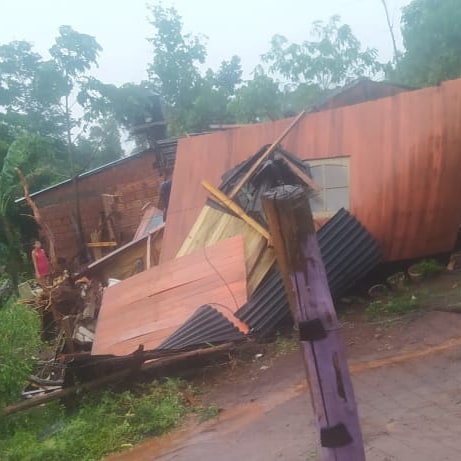 Iguazu_Ahora's tweet photo. #2000Ha

LA TORMENTA DESTRUYÓ COMPLETAMENTE UN MERENDERO EN LAS 2000 HA.

El merendero se lo conoce como "Los pibes de las 2000" quedo en el suelo por los fuertes vientos y lluvia que ocurrió esta tarde en Iguazú.

#IguazuAhora

Foto: enviadas por nuestros lectores https://t.co/fppaIqw7jj