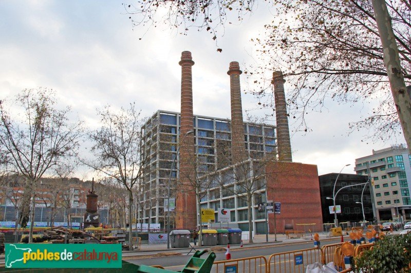 Fa ja uns dies va tenir lloc la primera sessió del procés “participatiu” per a decidir el futur de les 3 xemeneies al Poble Sec. Us fem un fil explicant el que hem pogut entendre del que s’ha exposat.