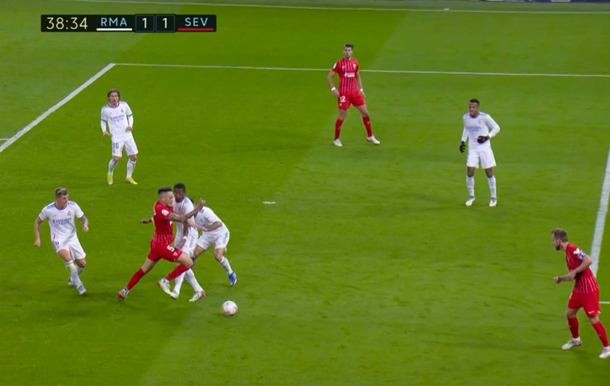 LaLigaenDirecto's tweet photo. La jugada del Madrid - Sevilla. David Alaba golpea en el pie de Lucas Ocampos y el colegiado decide no señalar penalti. https://t.co/cSuJTZxbaL