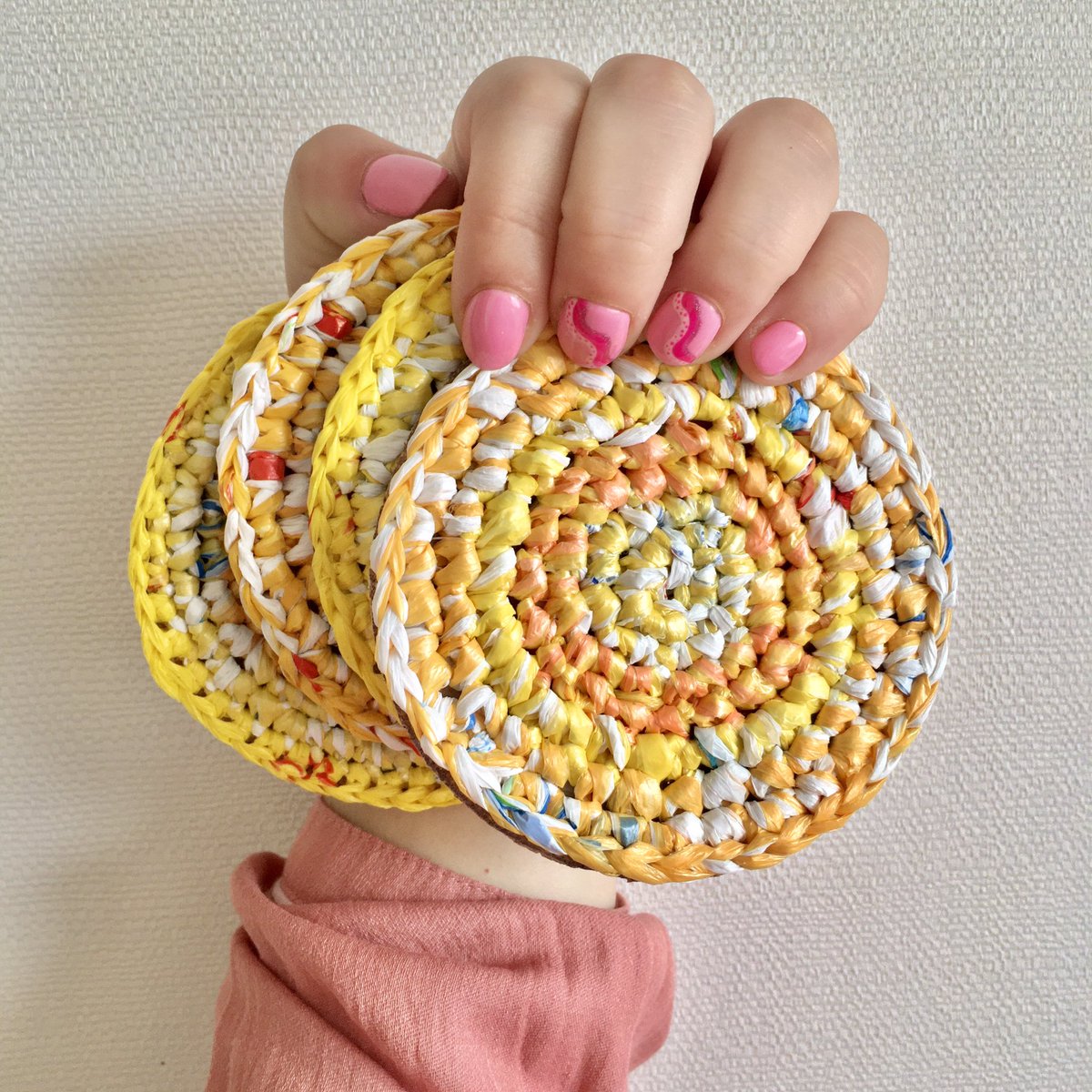 Posavasos de bolsas plásticas ✨
.
instagram.com/p/CW0suR5LjfU/…
.
.
.
.
#creaenverde #zerowaste #tejido #handmade #upcycling #reciclajecreativo #sustentable  #ecocrochet #crochet #chilesinplásticos #chaobolsasplásticas #posavasos #ecofriendly
