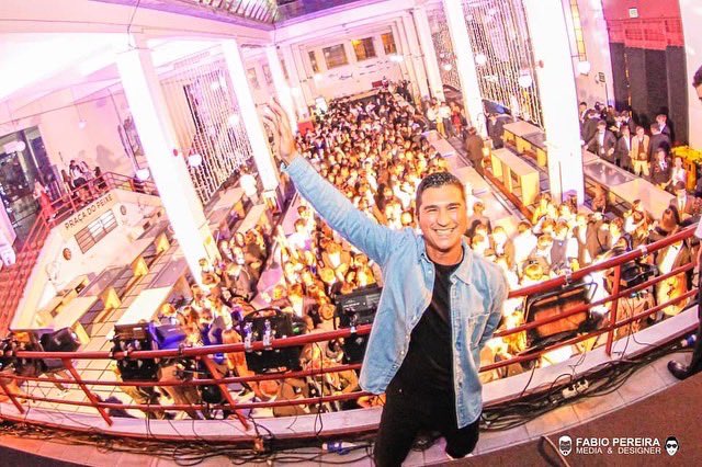 romanofaria's tweet photo. Bailarico com os Finalistas da Francisco Franco 🔥😎 #djoxy https://t.co/ou1us90LgF