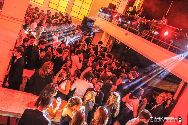 romanofaria's tweet photo. Bailarico com os Finalistas da Francisco Franco 🔥😎 #djoxy https://t.co/ou1us90LgF