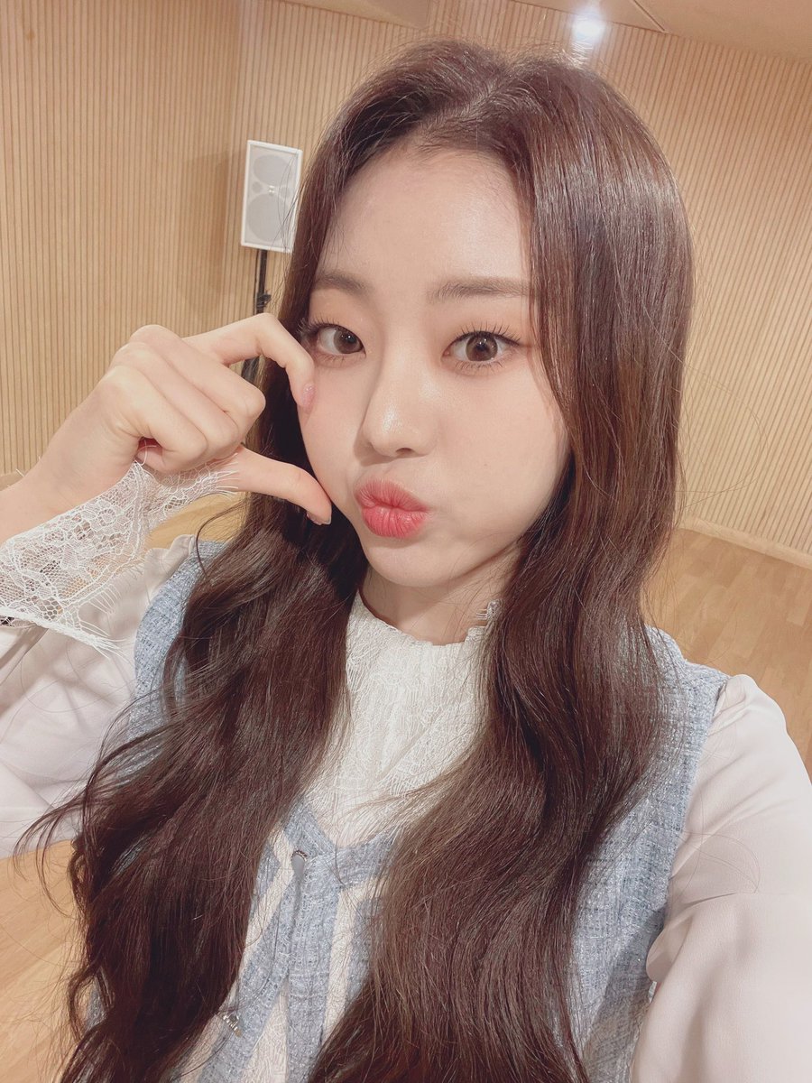 SU7EON's tweet photo. she is so gorgeous letโs take a minute to admire her beauty ๐ฉ๐
#WelcomeSheon #Billlie @Billlieofficial
#๊น์์ฐ #์
#SUYEON #SHEON https://t.co/MxrCHD4d8L