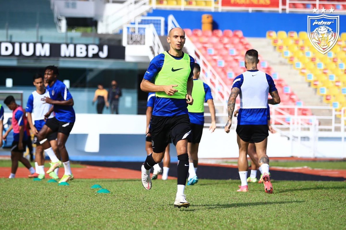 OfficialJohor's tweet photo. Gearing up for tomorrowโs Final in Bukit Jalil.
More photos at https://t.co/lafiKVvHOE
#FinalVibes
#TMPialaMalaysia2021
#JDTforAll https://t.co/QlDvSawjdH