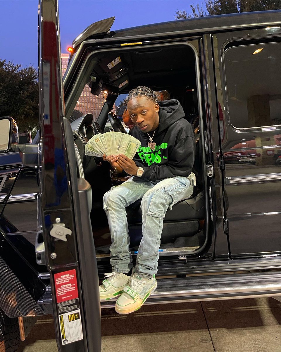 MARCOFL3X's tweet photo. Lil Bro Me?🤯 Got More Racks Then You’re Big Homie! https://t.co/rKyKnUprtW