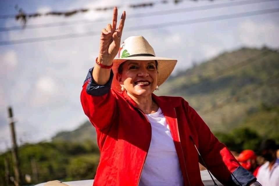 Ridiculo69's tweet photo. #SoberaniaEnMiTierra
LA IZQUIERDA EN HONDURAS GANO ESTAS ELECCIONES PRESIDENCIALES. 

Xiomara Castro se convierte en la primera presidenta de Honduras. 

Muchas felicidades por este triunfo al pueblo Hondureño 🥳🥳

#UsemosElTapabocas https://t.co/BV39wlm3MQ