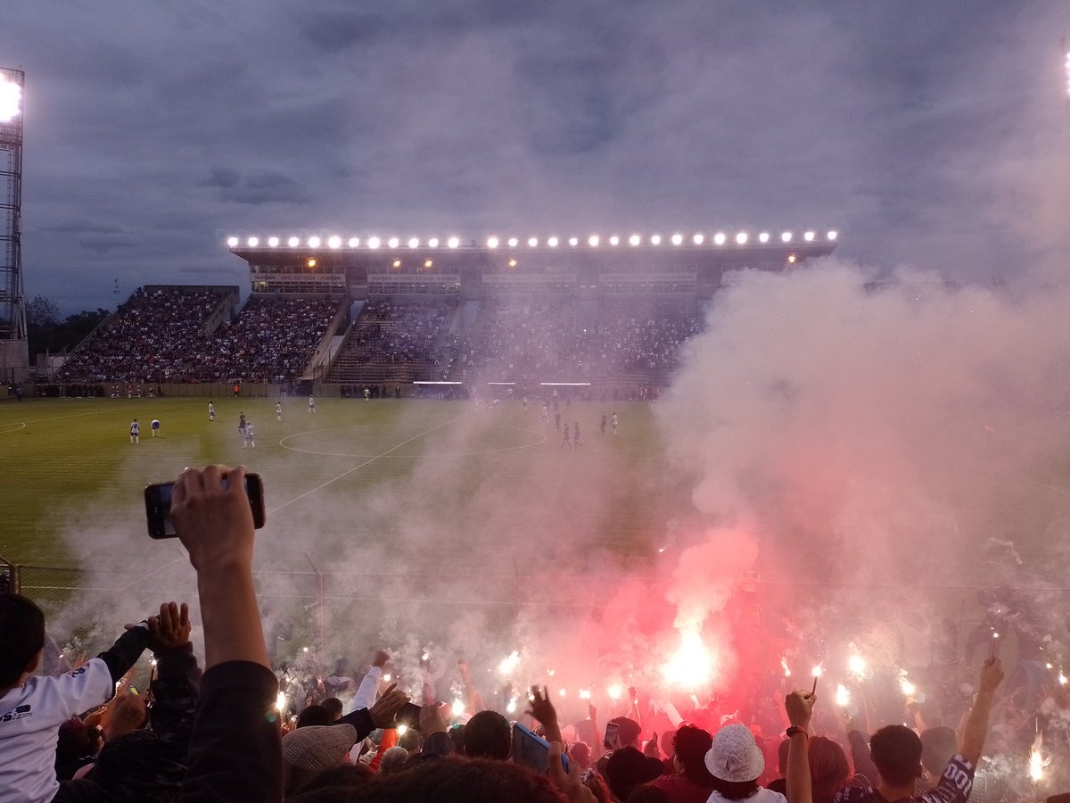 RoNataGo13's tweet photo. Soy simpatizante del cuervo...
No soy hincha, lo reconozco, pero el sentimiento del cuervo, cuando lo vivís de adentro, es inexplicable....
El cuervo perdió, pero los hinchas siguen alentando.
Las postales de lo que fue
#cacn #centralnorte #cuervo #azavache https://t.co/WSAoWukoBl