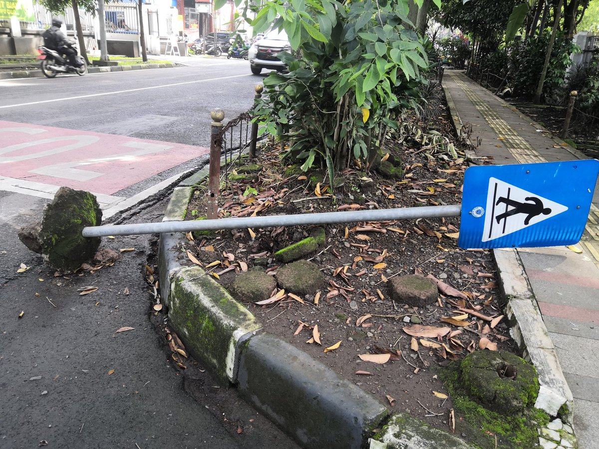 Mohon dapat ditangani rambu ini di depan SMAN 5. Menurut penuturan peristiwanya hari Sabtu. Hatur nuhun <a href="/dishub_kotabdg/">Dinas Perhubungan</a> cc <a href="/halo_bandung/">Prokopim Kota Bandung</a> <a href="/PRFMnews/">Radio PRFM</a> <a href="/infobdg/">BANDUNG ᮘᮔ᮪ᮓᮥᮀ</a>