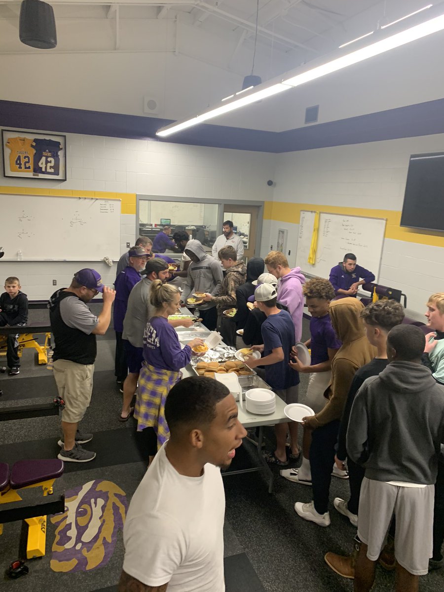 KevinMageeLHS's tweet photo. Sunday evening Film, Food, Fellowship.....and Football!! https://t.co/ClmNmWJ2ni