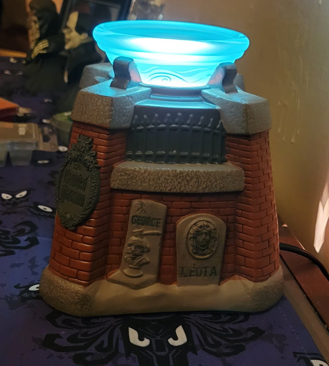 evil_toast916's tweet photo. Wifey picked up a new Scentsy warmer and it's fucking amazing! Little hard to see in the pic, but once the smelly stuff warms up you can see Madame Leota through the top. So cool!
#scentsy #thehauntedmansion https://t.co/bYy5UMGMMY