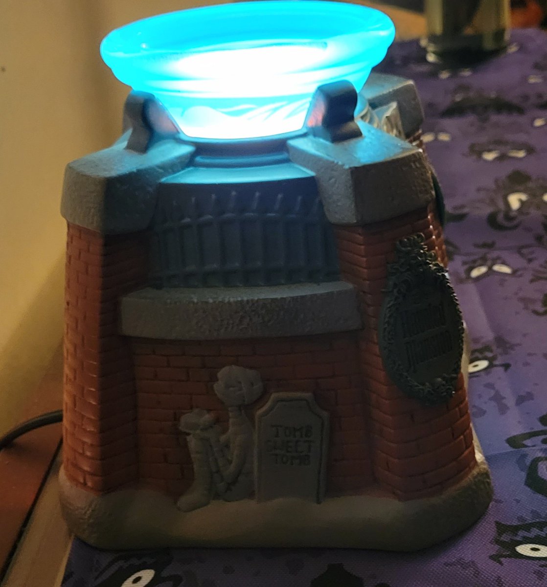 evil_toast916's tweet photo. Wifey picked up a new Scentsy warmer and it's fucking amazing! Little hard to see in the pic, but once the smelly stuff warms up you can see Madame Leota through the top. So cool!
#scentsy #thehauntedmansion https://t.co/bYy5UMGMMY