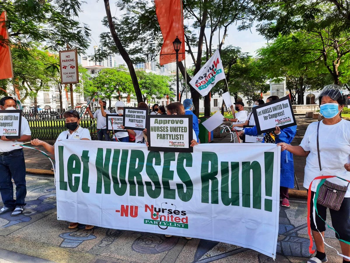 pinoyweekly's tweet photo. #LetNursesRun Isang araw bago ang Araw ni Bonifacio, nagsagawa ng sit-down protest ang Nurses United Party List para manawagan sa Comelec na aprubahan ang kanilang petisyon na lumahok sa #Halalan2022
Kuha ni Ella Edmundo. https://t.co/7uYgEzEW9w