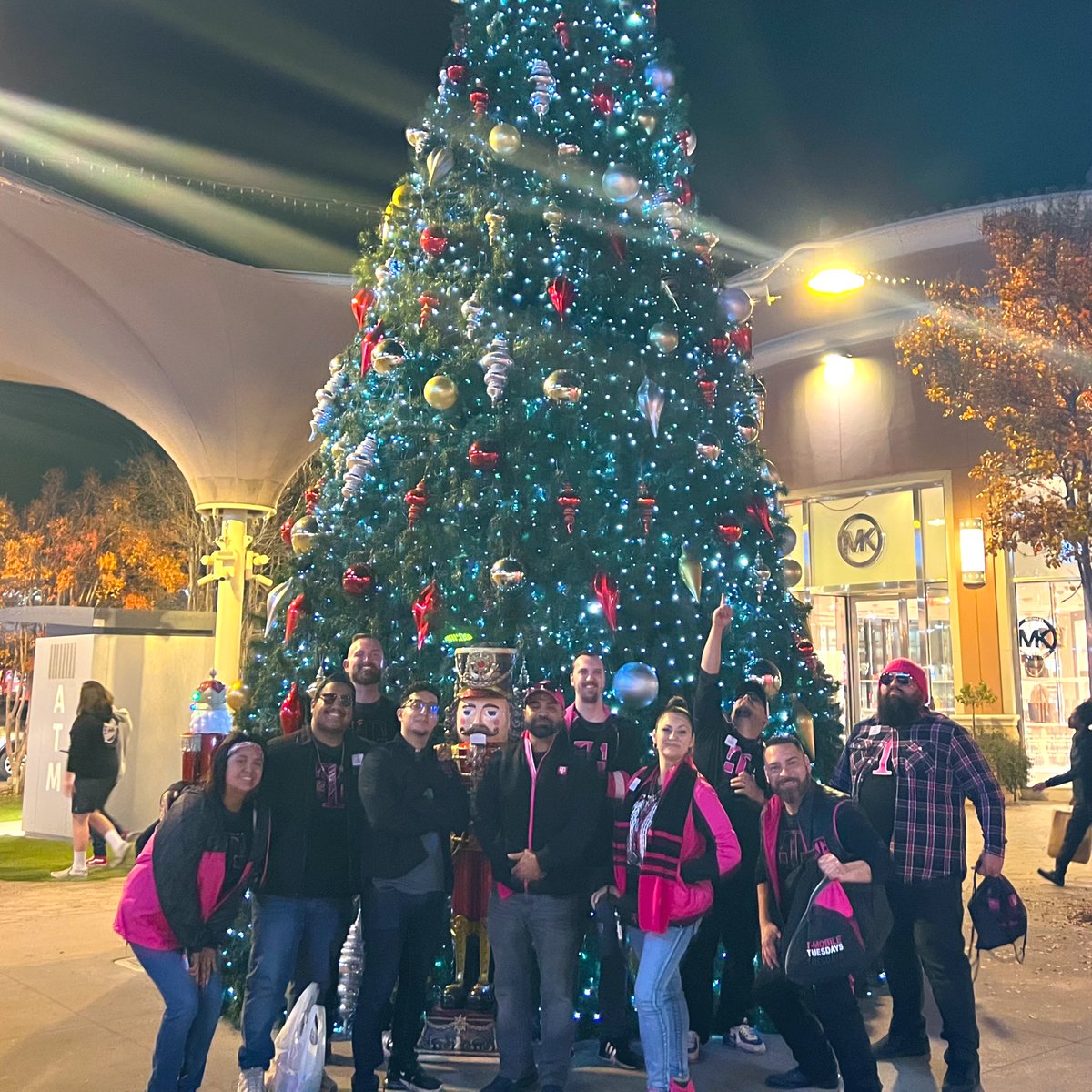 we did 45 the last weekend we were at this location 
Goal this time: 50 
Stretch goal : 70 
End result: 90 😤
#TRUCKITUP #happyholidays #FamilyMeeting #MagentaMoves