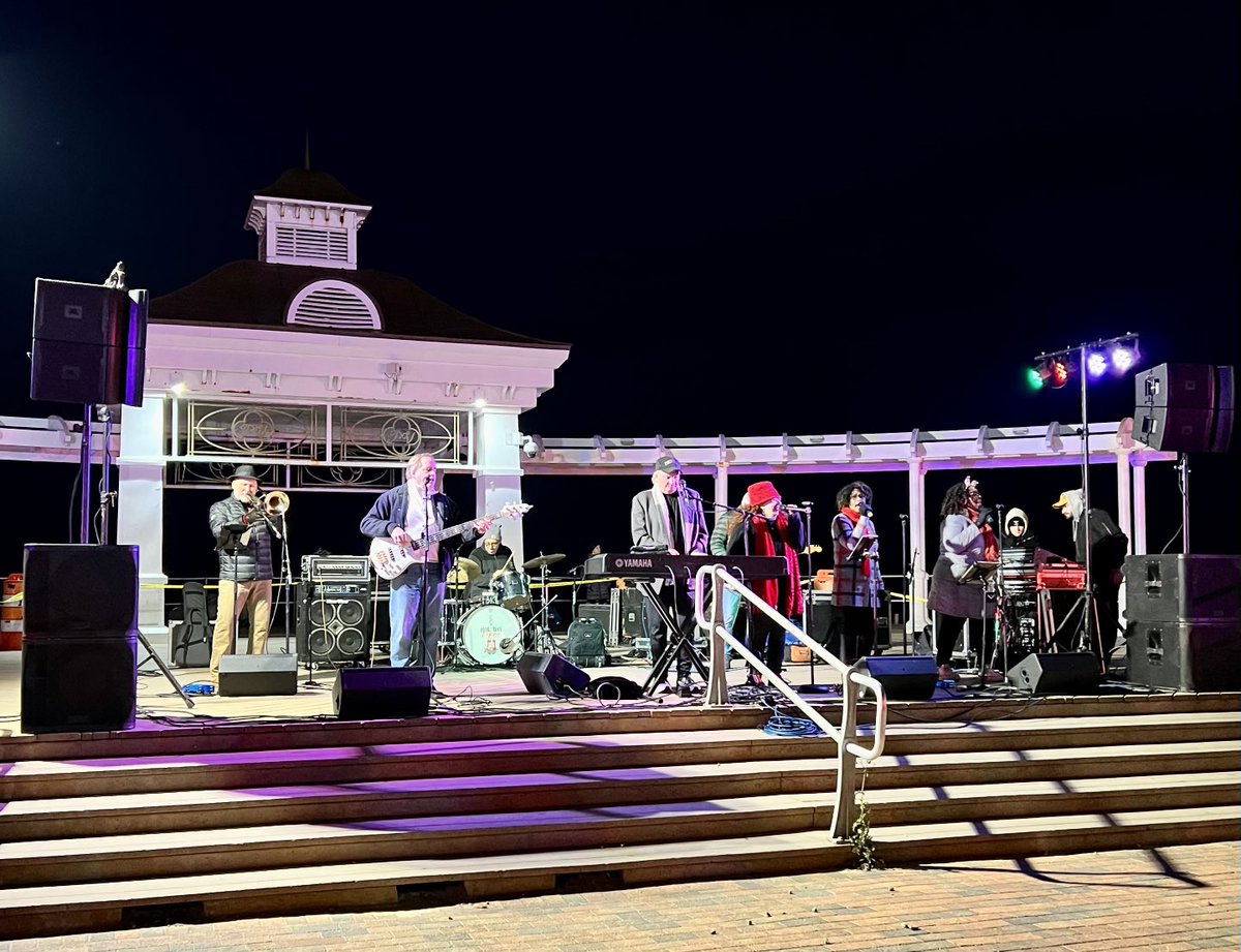 CharleyBruns's tweet photo. #Christmas #holiday season arrives in #LongBranch #JerseyShore #NJ w/ #TimMcLoone concert &amp; #tree lighting event in #PierVillage. https://t.co/joM9U06glX