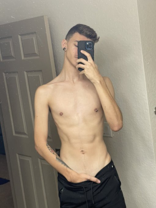 1 pic. Who’s gonna feed this twink? ???

https://t.co/rsVzUO2krm https://t.co/SZlXCJgsX2