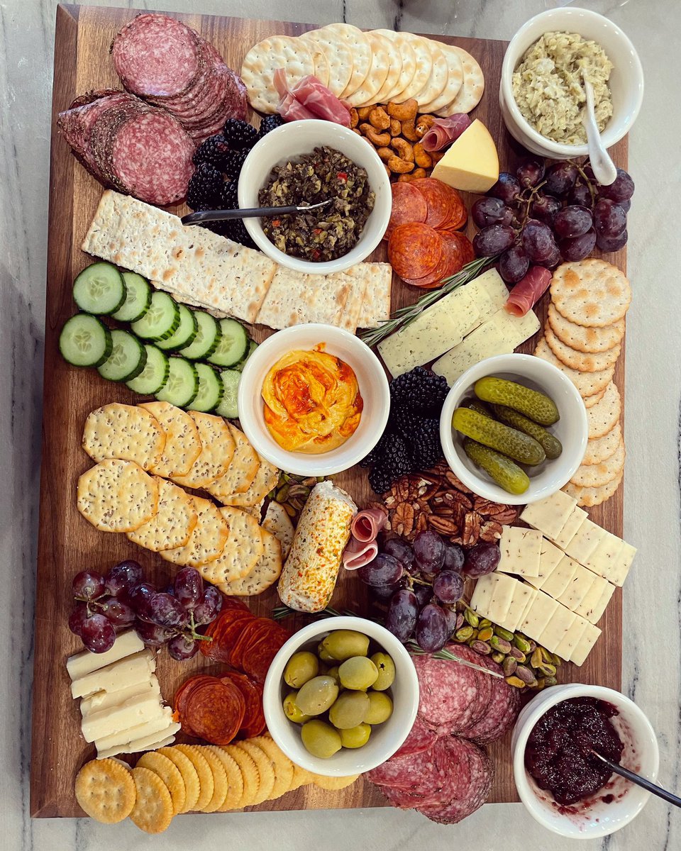 _LifeWithEric's tweet image. How many charcuterie boards did you see this Thanksgiving?!🧀🍇
#Episode27